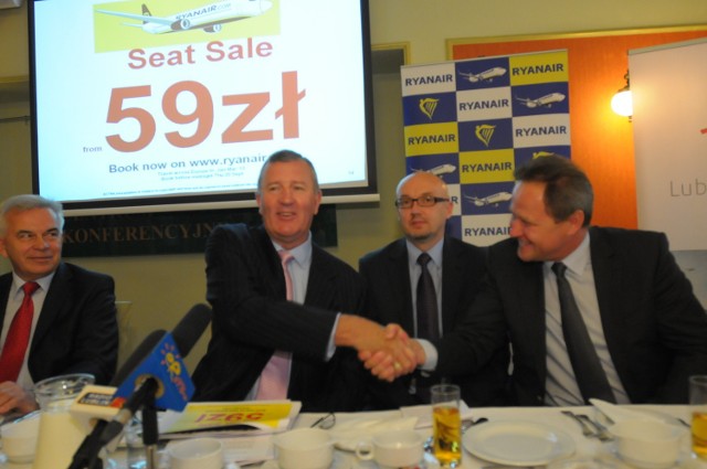Michael Cawley (z lewej, ściska dłoń Dariuszowi Krzowskiemu, wiceprezesowi Portu Lotniczego Lublin) nie wykluczył, że Ryanair uruchomi kolejne połączenia ze Świdnika
