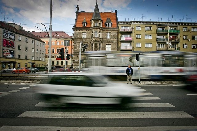Pędzące tramwaje i samochody będą musiały zwolnić, gdy pieszy zechce przejść przez ulicę