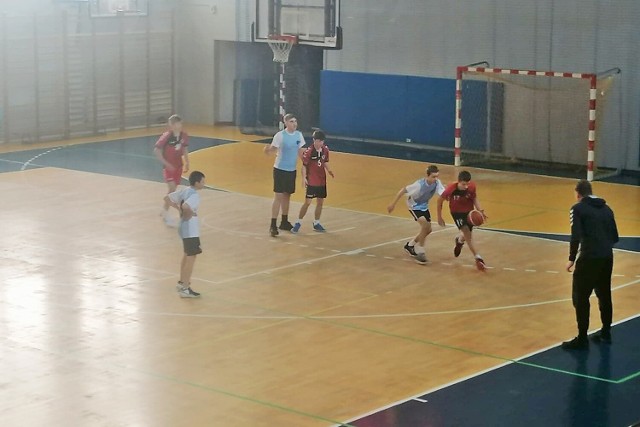 Finałowy turniej z udziałem czterech najlepszych zespołów w kategoriach dziewcząt i chłopców rozegrano w hali sportowej przy ul. Mickiewicza