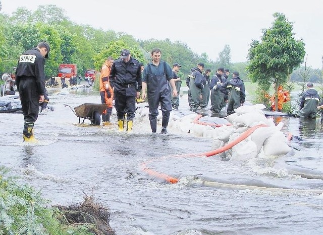 Strażacy na zatopionej drodze Sowiniec - Baranówko
