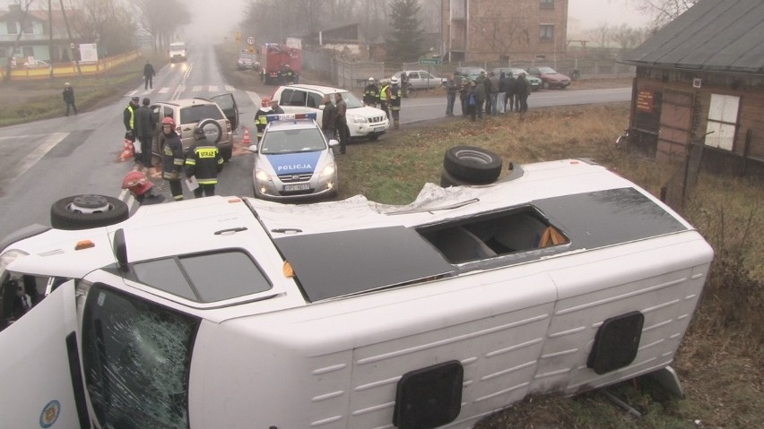 13 osób zostało rannych w zderzeniu busa z samochodem...