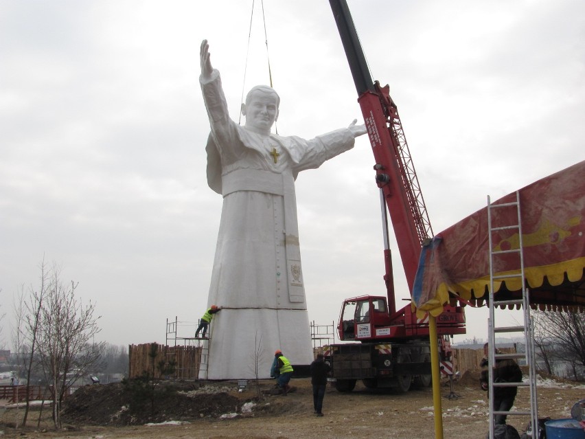 Częstochowa: Pomnik papieża Jana Pawła II został zmontowany! [ZDJĘCIA]