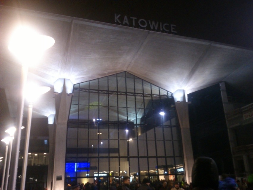 Neon &quot;Katowice&quot; znów świeci nad dworcem [ZDJĘCIA i WIDEO]