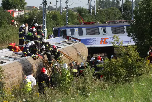 Nadmierna prędkość była przyczyną katastrofy kolejowej w Babach pod Piotrkowem. Przed rokiem zginęły tam 2 osoby, a 70 zostało rannych.