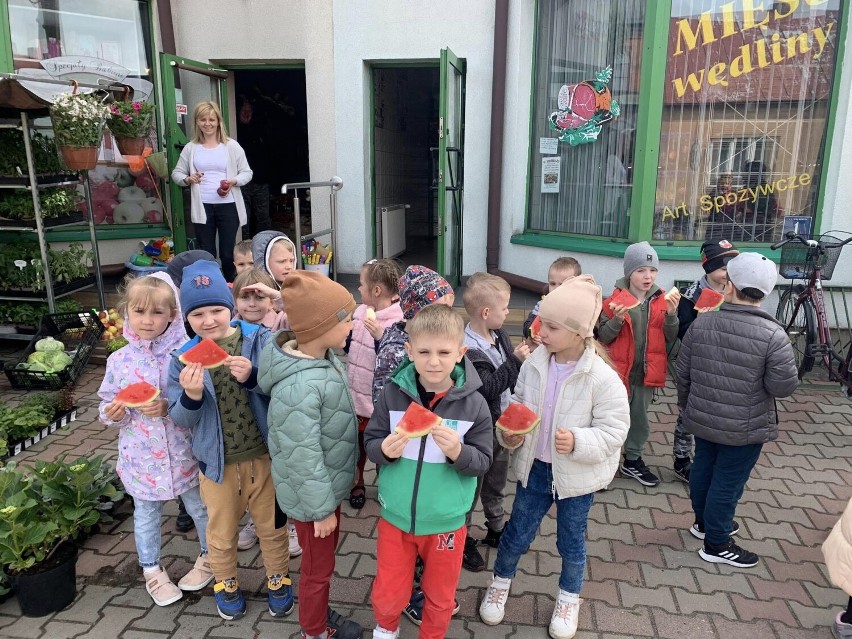 Przedszkolaki z Osjakowa z wizytą w piekarni Graczyk i sklepie warzywnym 