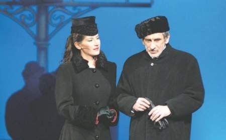 Małgorzata Długosz jako Anna i jej mąż Karenin (Jerzy Głybin)



 FOT. ARCHIWUM TEATRU