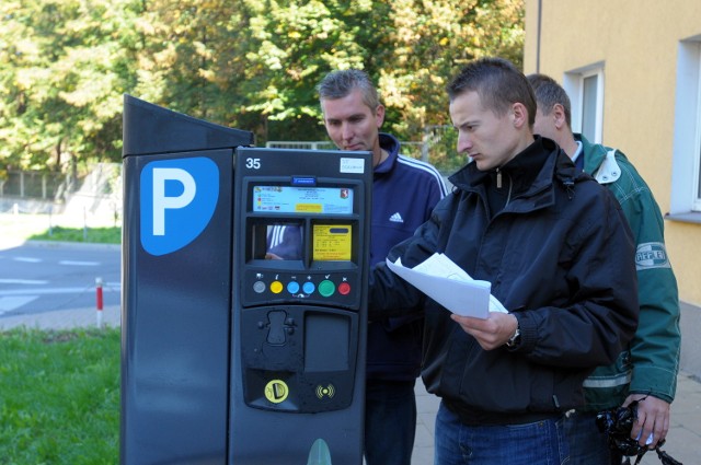 Jedna z ekip, która w weekend sprawdzała działanie parkometrów w strefie płatnego parkowania