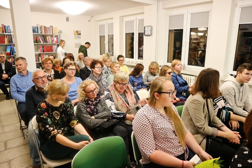 W Powiatowej Bibliotece w Wieluniu promowano nową książkę Macieja Bieszczada[FOTO]