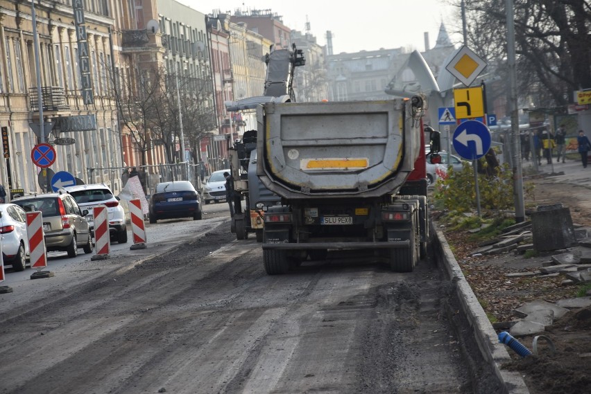 Na ulicy Piłsudskiego kładą asfalt.Są utrudnienia  w ruchu  ZDJĘCIA 