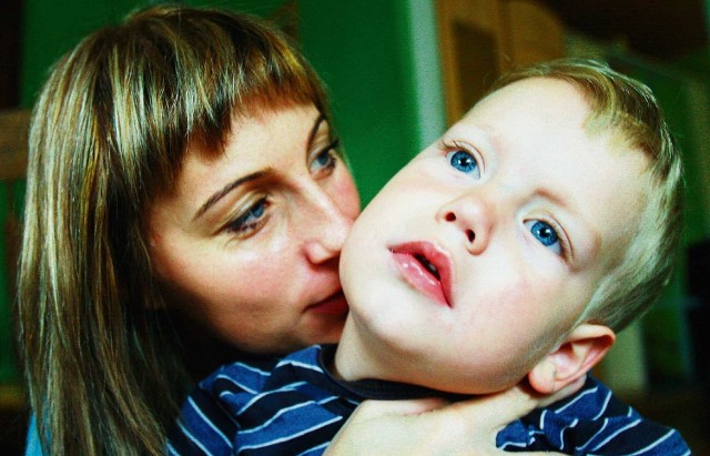 Chory na zanik mięśni Olafek niedawno mógł jeszcze ćwiczyć i siedzieć. Dziś już nie potrafi