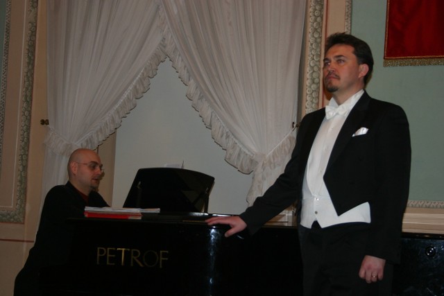 Robert Gierlach  (bas baryton) i Emilian Madey (pianista) inaugurowali Harmonie Starego Miasta w niedzielny wieczór 17 marca w Lublinie