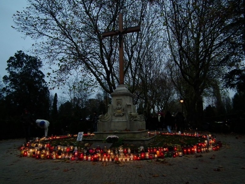 Poznańskie cmentarze we Wszystkich Świętych.