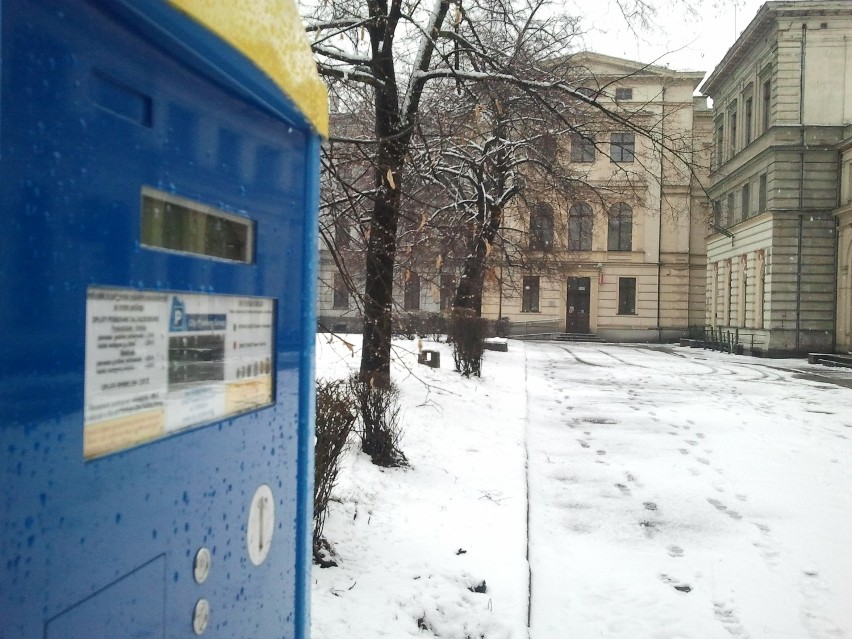 Płatny parking przy Świebodzkim opustoszał. Operator: Latem będzie lepiej... (ZDJĘCIA)