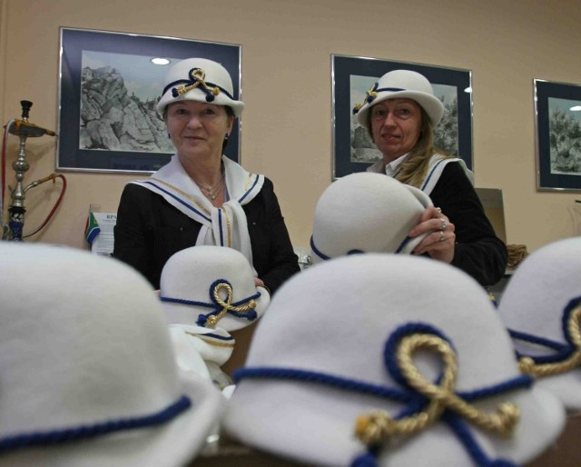 Znakiem rozpoznawczym będą marynarskie kapelusiki. Prezentują je Krystyna Papiernik (z lewej) i Krystyna Kita