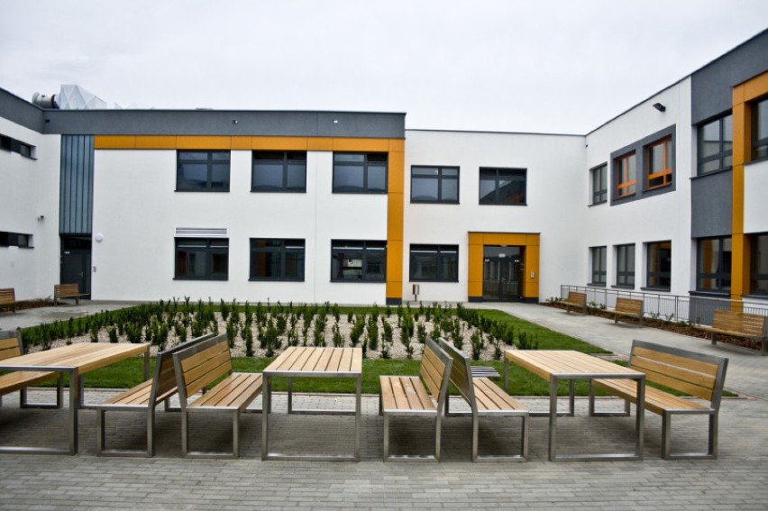 Szkoła w Kokoszkach została przekazana Fundacji Pozytywne...