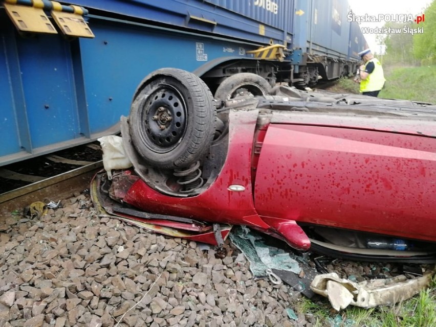 Zderzenie pociągu z fordem w Radlinie. Pasażer osobówki walczy o życie