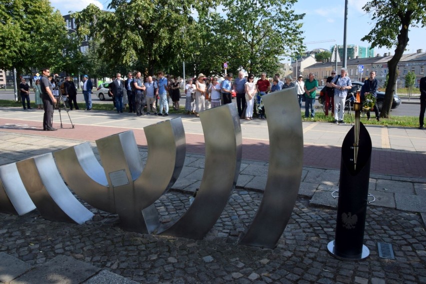 Uroczystości przed pomnikiem Menory w Kielcach.