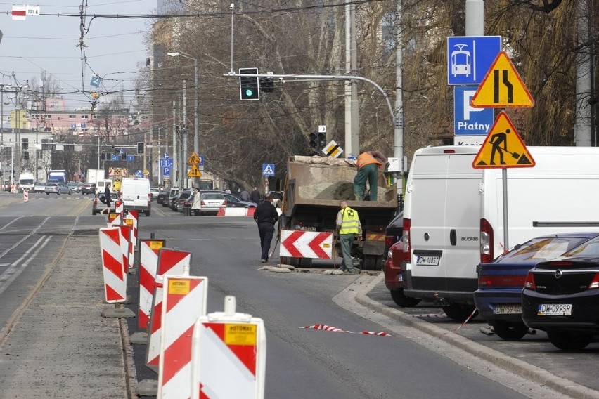 Wrocław: Remont Podwala jeszcze się nie zakończył, a już rozkopali jezdnię (ZDJĘCIA)