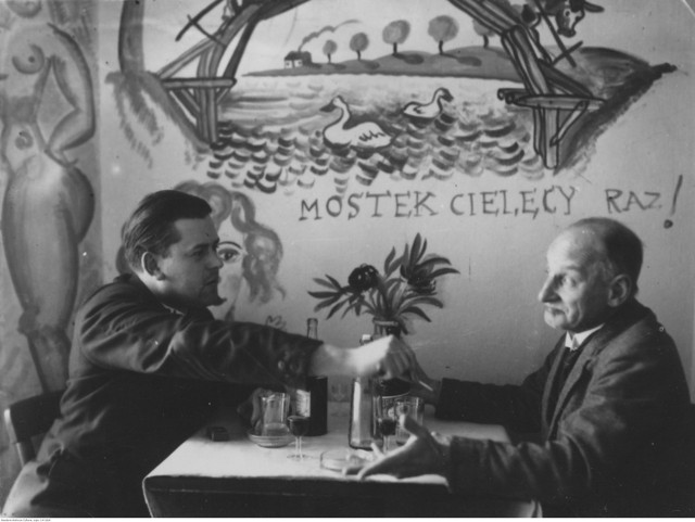 Dziennikarze Anatol Krakowiecki i Kazimierz Szczepański w restauracji w Krakowie