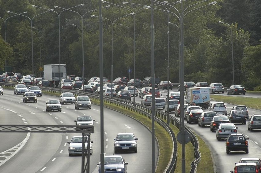 Na poszerzonej Niestachowskiej mają się tworzyć mniejsze...