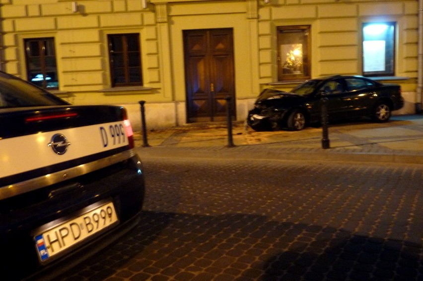 Pijany kierowca wjechał w budynek Teatru Osterwy w Lublinie (ZDJĘCIA)