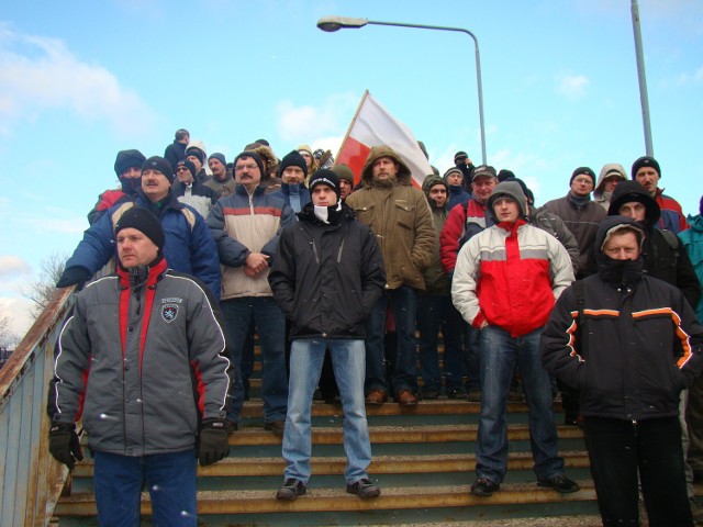 Pracownicy przeniesieni na drugą zmianę protestowali na schodach przed bramą Newagu