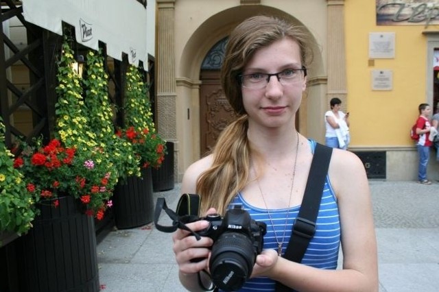 Karolina przyjechała do strefy kibica we wrocławskim Rynku z Malczyc. Nie została jednak wpuszczona, bo przywiozła aparat ze zmienną ogniskową...