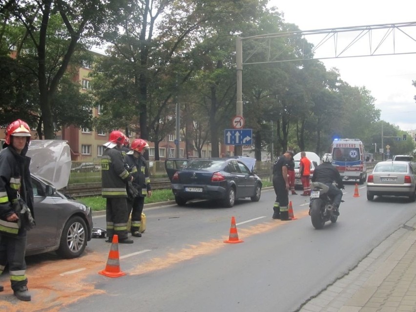 Wrocław: Zderzenie trzech samochodów. Zablokowany pas na alei Hallera (ZDJĘCIA)