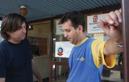 Piotr Klimkiewicz (z lewej) z Zakładu Automatyzacji na razie nie obawia się o pracę. Jarosław Korżak ze spółki kolejowej Kolprem nie chciałby żegnać się z firmą.