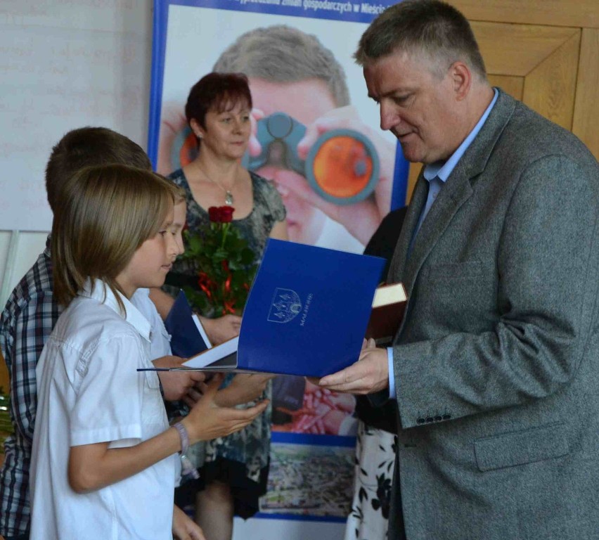 Malbork: Laureaci olimpiad, konkursów i zawodów odebrali nagrody od burmistrza