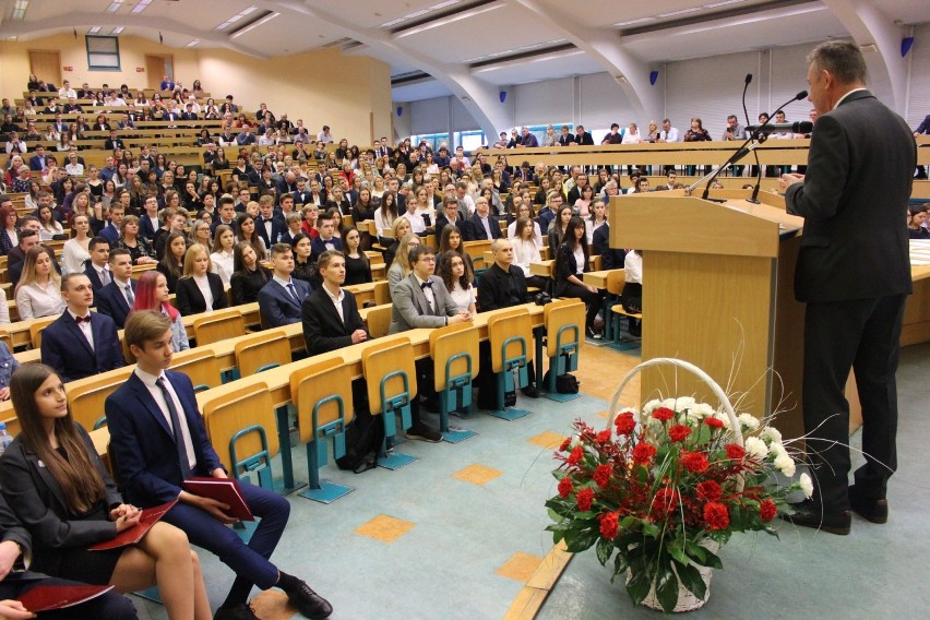 Stypendium Prezesa Rady Ministrów dla uczniów szkół średnich w Opocznie. Kto je otrzymał? [zdjęcie]