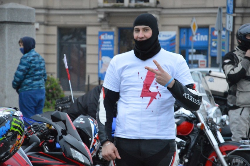 Motocykliści wyrazili dzisiaj poparcie dla protestujących kobiet w Piotrkowie