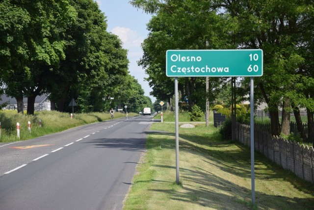 Umowa na remont drogi wojewódzkiej 494 w Chudobie jest już podpisana. Droga i chodnik mają być gotowa za cztery miesiące.