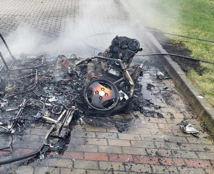 Pożar samochodu w Osiecznej. Z samochodu w powiecie leszczyńskim została sterta metalu