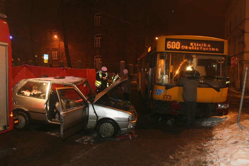 Katowice: Wypadek autobusu i samochodu na Podhalańskiej [ZDJĘCIA, WIDEO]