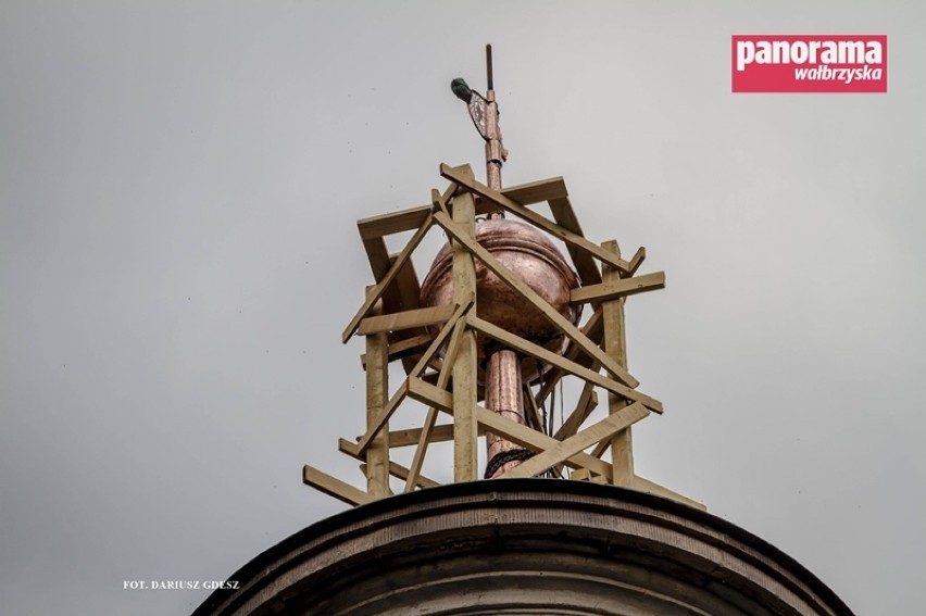 W trakcie remontu wieży kościoła w Głuszycy, umieszczono w...