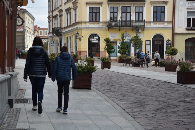 Niektórzy mieszkańcy Tarnowa postanowili wybrać się na spacer. Było ich jednak niewielu