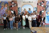 Wyjątkowy mural Ars Longa w I LO w Piotrkowie. Malowidło na jednej ze ścian wewnątrz szkoły tworzyło ponad 20 artystów ZDJĘCIA, VIDEO