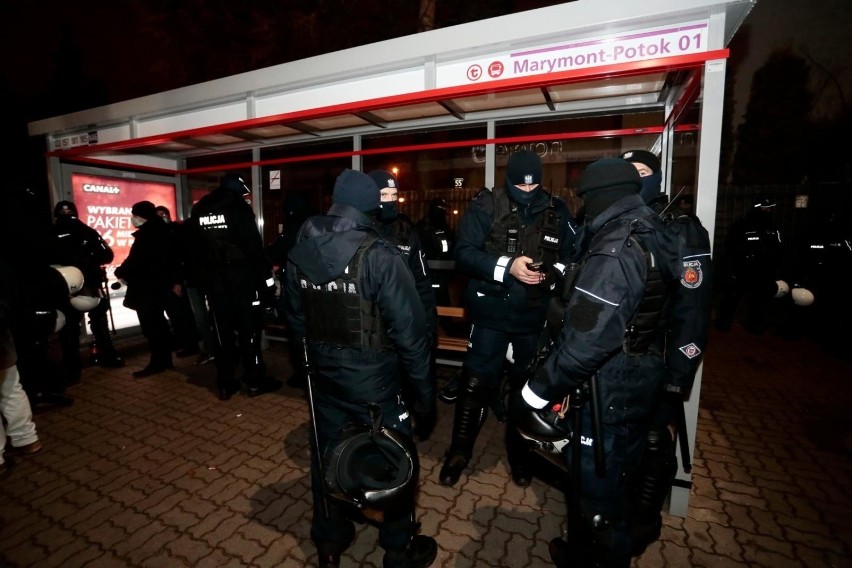 Warszawa: Sylwester przed domem Jarosława Kaczyńskiego. Skromny protest 31 grudnia na Żoliborzu [ZDJĘCIA]