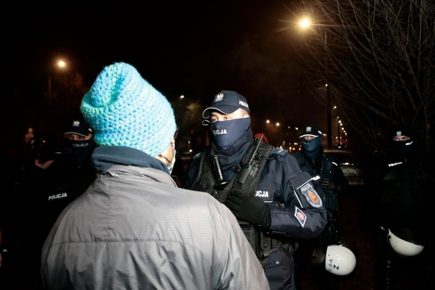 Warszawa: Sylwester przed domem Jarosława Kaczyńskiego. Skromny protest 31 grudnia na Żoliborzu [ZDJĘCIA]