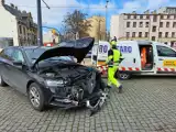 Wypadek na skrzyżowaniu ul. Wólczańskiej i al. Mickiewicza: Skoda wjechała na torowisko