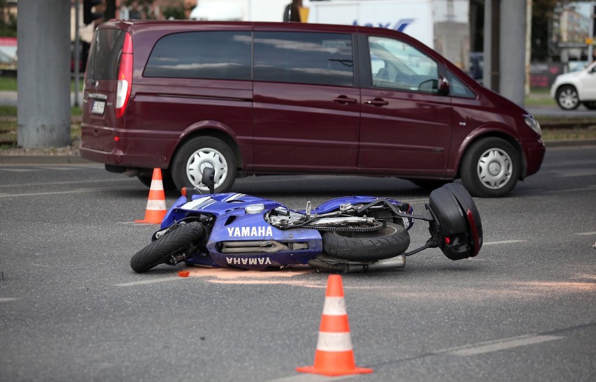 Wypadek na Włókniarzy w Łodzi. Motocykl zderzył się z busem [ZDJĘCIA] 