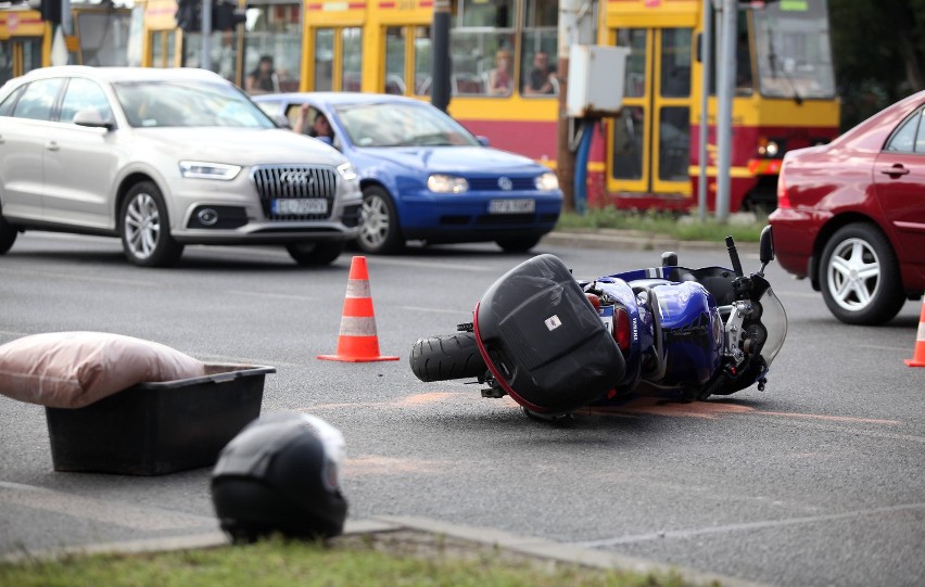Wypadek na Włókniarzy w Łodzi. Motocykl zderzył się z busem [ZDJĘCIA] 