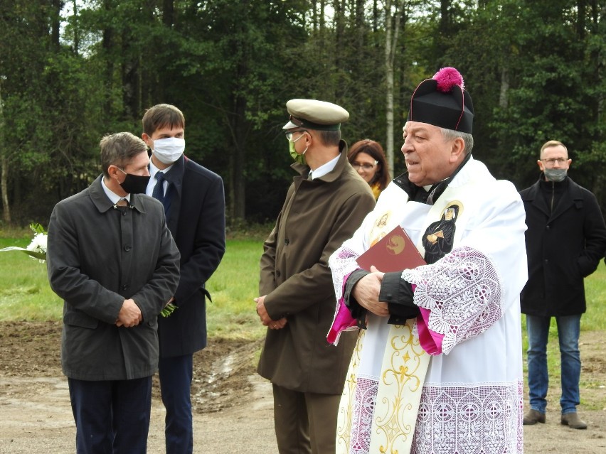 Mieszkańcy Krzywego i Sobolewa ufundowali obelisk Janowi Pawłowi II. Stanął przy drodze, którą papież przejeżdżał [Zdjęcia]