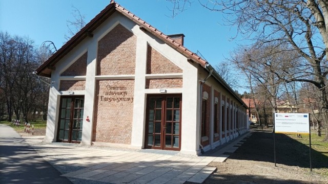 Odnowione budynki posalinarne na Plantach w Bochni, za kilka tygodni w dawnej Kuźni ma ruszyć Centrum Informacji Turystycznej, a także kawiarnia