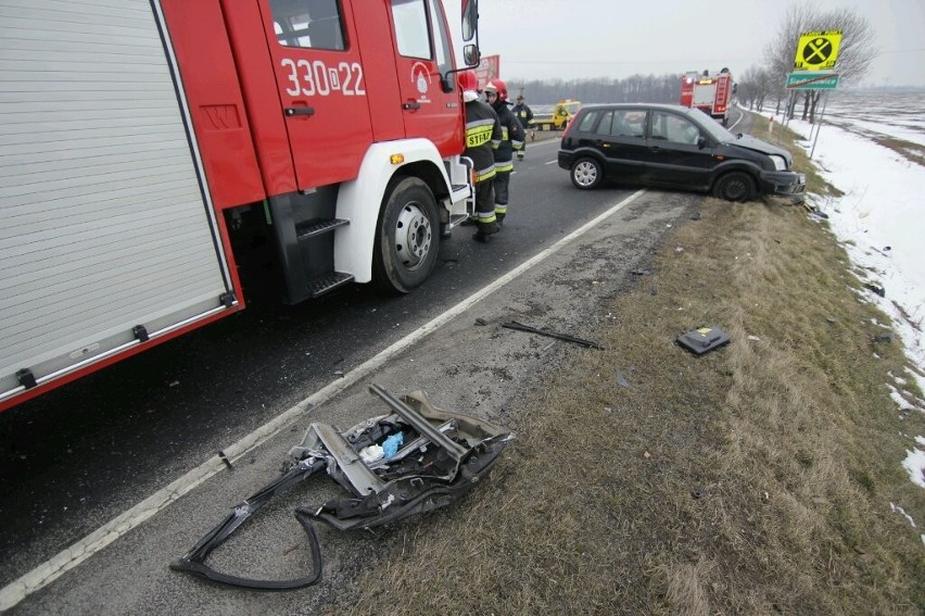 Droga Wrocław - Świdnica: Zderzenie ciężarówki z autem. Dwie osoby ranne (ZDJĘCIA)