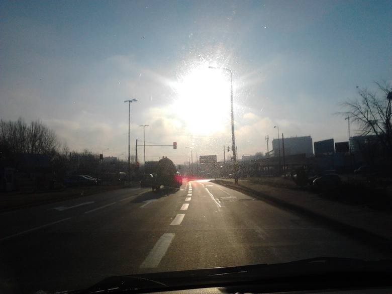 Poznań: Ostre słońce oślepia. Kierowcy - uważajcie!