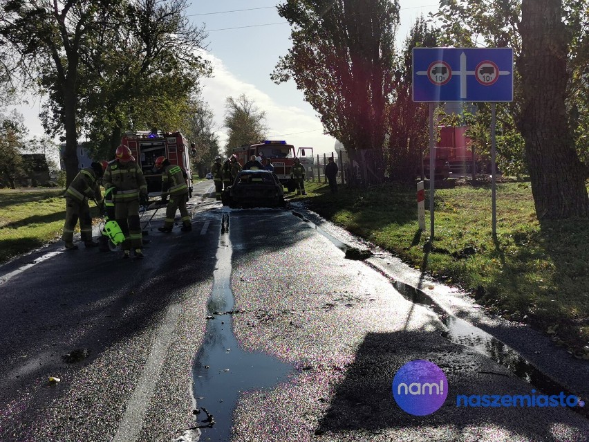 Wypadek i pożar BMW na drodze Lubraniec - Izbica Kujawska
