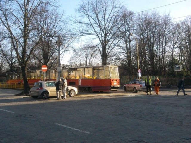 Kolizja tramwaju z samochodem na ul. Żołnierskiej