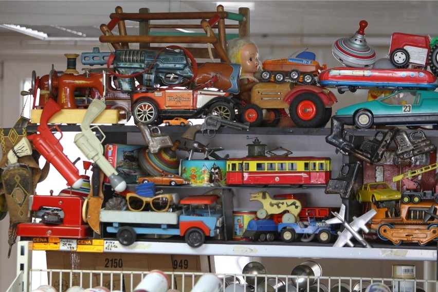 Różne rodzaje zabawek z czasów PRL możemy sprzedać w...